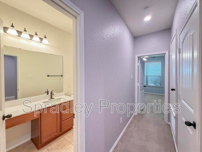 Foto del edificio - 9118 Lonesome Oak Drive
