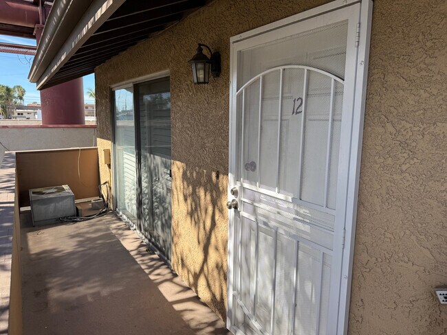 Puerta principal - 14839 Sherman Way