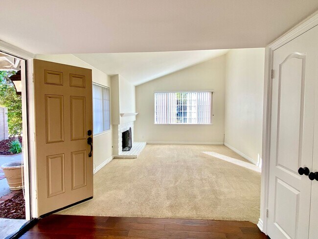 Foto del edificio - Beautiful 4b 2b Agoura Hills home with a p...