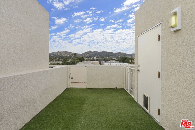 Building Photo - 944 N Stanley Ave