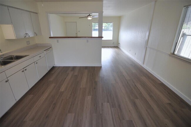 Building Photo - 2401 Aldford Dr