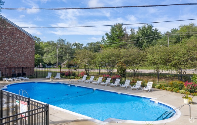 Pool - Heritage Court Apartments