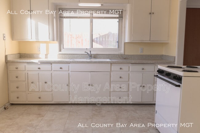 Building Photo - 823 6th Ave