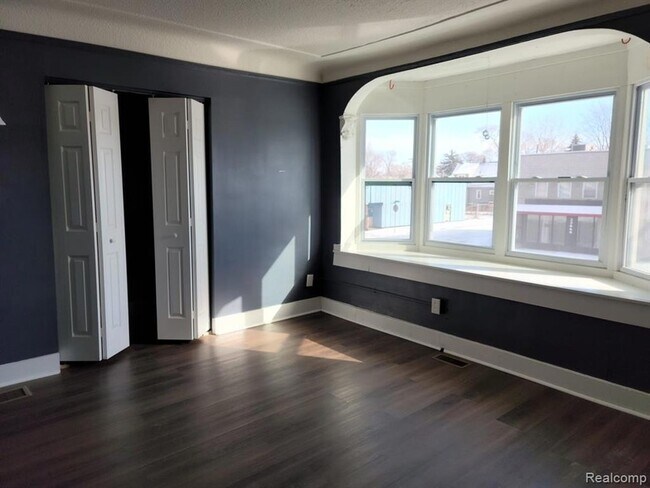 Foto del edificio - 22641 Van Dyke Ave