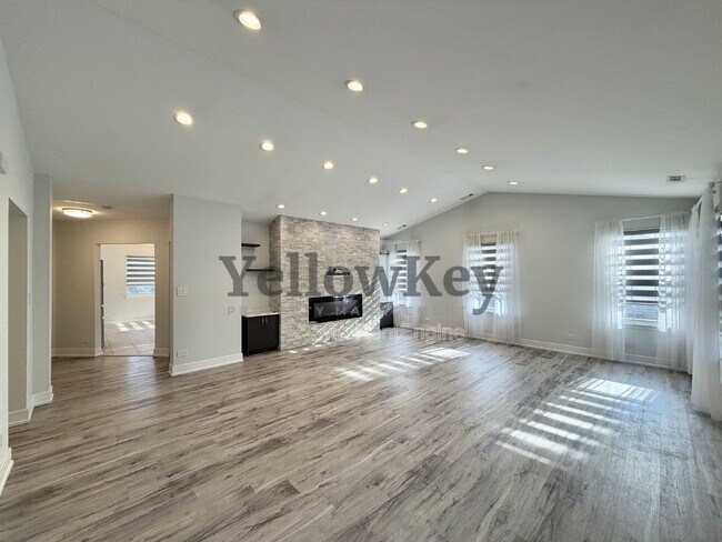 Foto del edificio - 272 Blue Spruce Ln