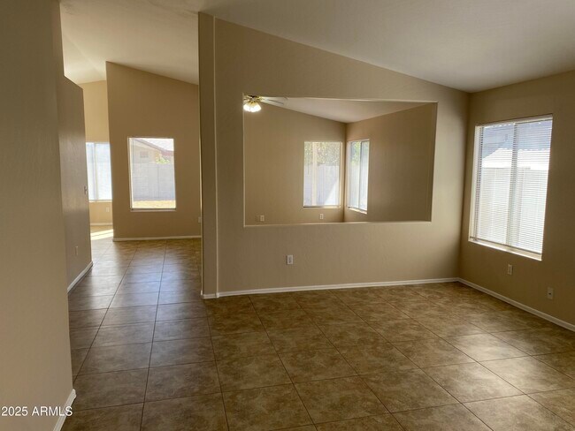 Foto del edificio - 2137 E Saratoga St