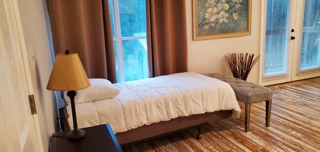 Fotografía del edificio - 6542 Sherry Ln