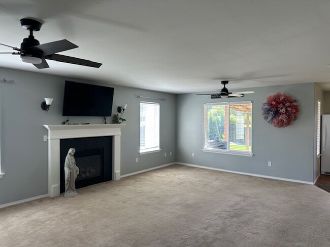 Building Photo - Beautiful Family home