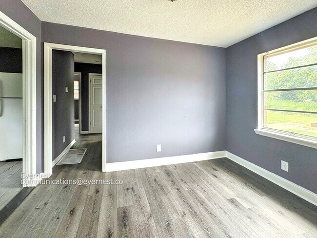 Foto del edificio - Cozy 4-Bedroom Home with Convenient Locati...
