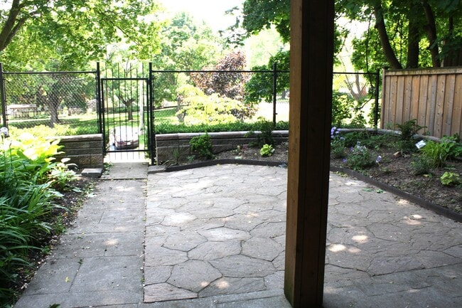 Covered Patio Park Lookout - 119 Main St W