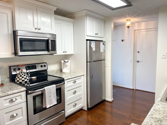 Kitchen with fridge, microwave, dishwasher, oven, and stove. - 29 Great Wood Ct