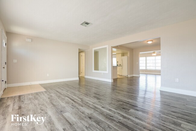 Building Photo - 63 Rotonda Cir