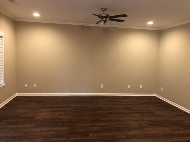 Foto del edificio - Charming 3-Bedroom, 2-Bath Home – Lawn Car...