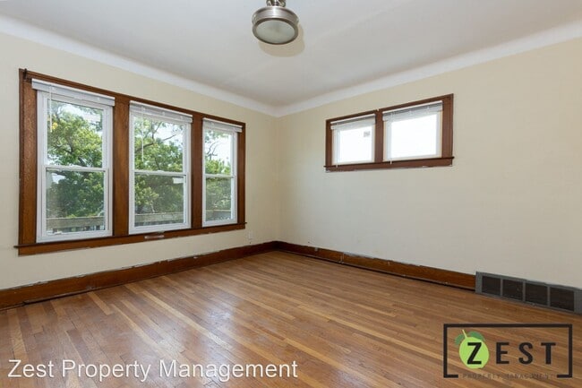 Building Photo - 3 br, 1 bath Apartment - 11935 & 11937 Ham...