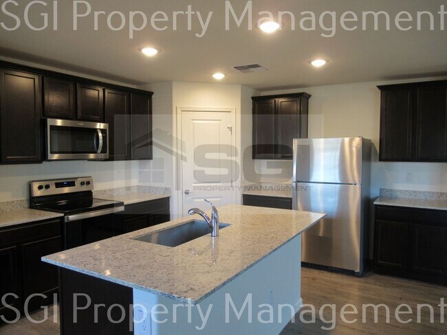 Foto del edificio - SINGLE LEVEL 4 BEDROOM 2 BATHROOM HOME!
