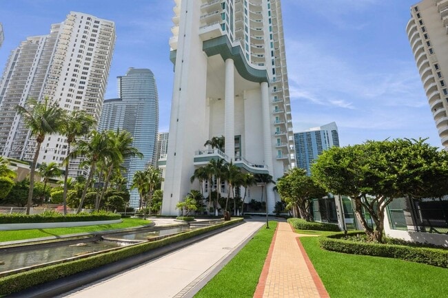 Building Photo - 900 Brickell Key Blvd