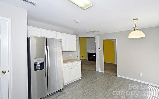 Building Photo - 8715 Challenger Dr