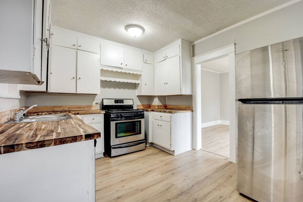 Primary Photo - Freshly Updated 3 Bedroom House