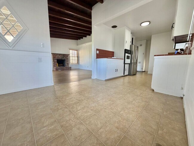 Foto del edificio - Spacious 3BD Manhattan Beach Home with Brand New Flooring, Large Den & 2-Car Garage