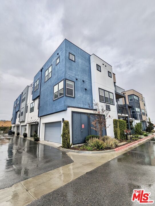 Building Photo - 14359 Van Ness Ave