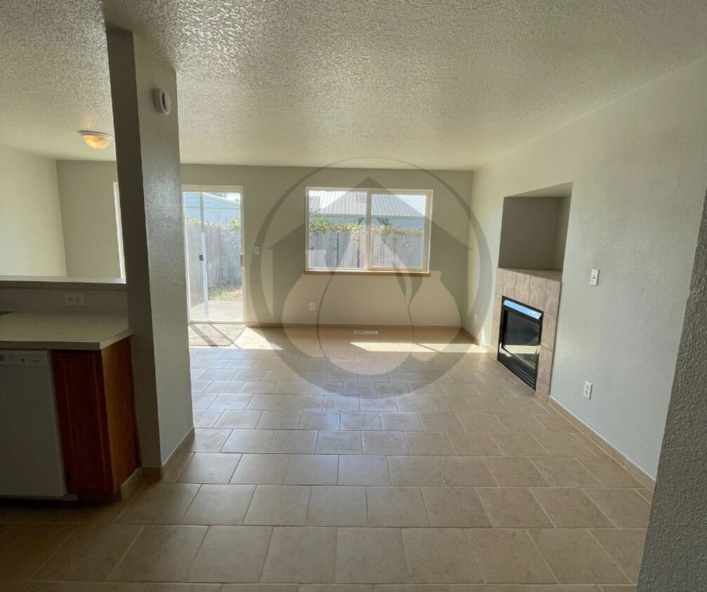 Foto del edificio - Charter Triplex #2022-1085