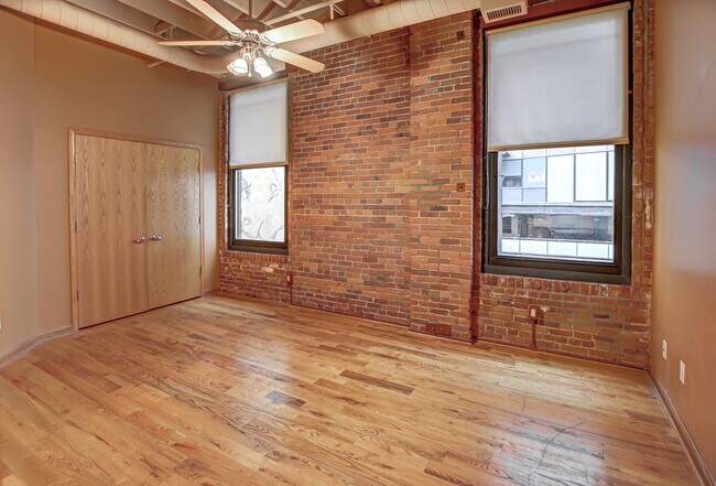 Building Photo - 635 W Lakeside Ave