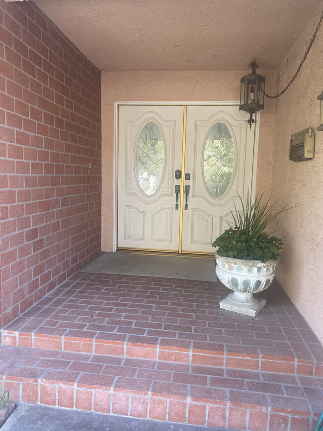 Building Photo - 607 W Avenida de la Merced