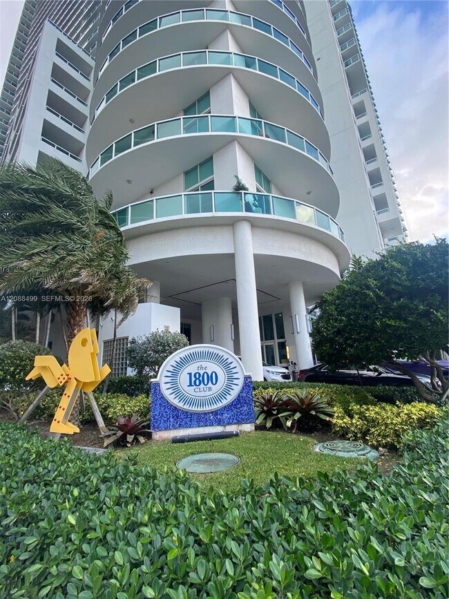Building Photo - 1800 N Bayshore Dr
