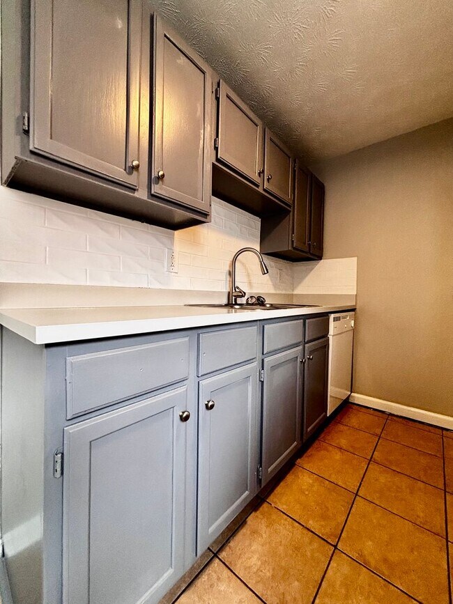 Foto del edificio - A Fresh Start: Renovated 2-Bedroom in Serene Englewood with Washer/Dryer Hookups!