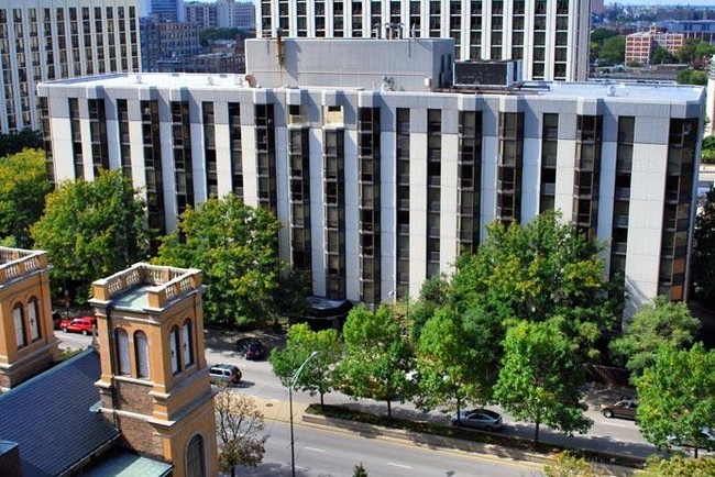 Building Photo - 1010 N La Salle Dr