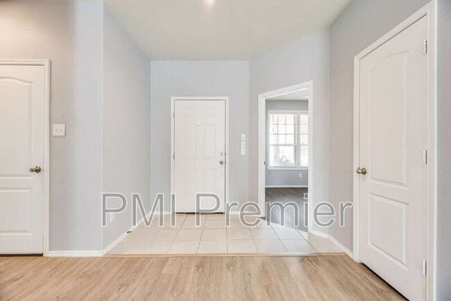 Building Photo - 9004 Blackstone Dr