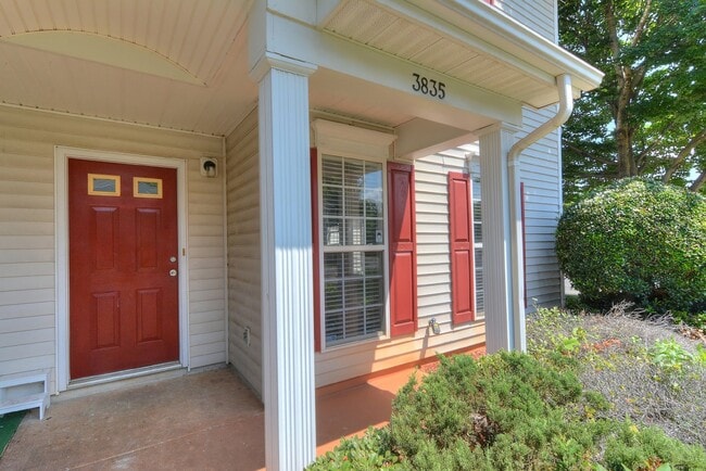 Building Photo - Beautiful 2 bed 2.5 bath Condo. Move-in Re...