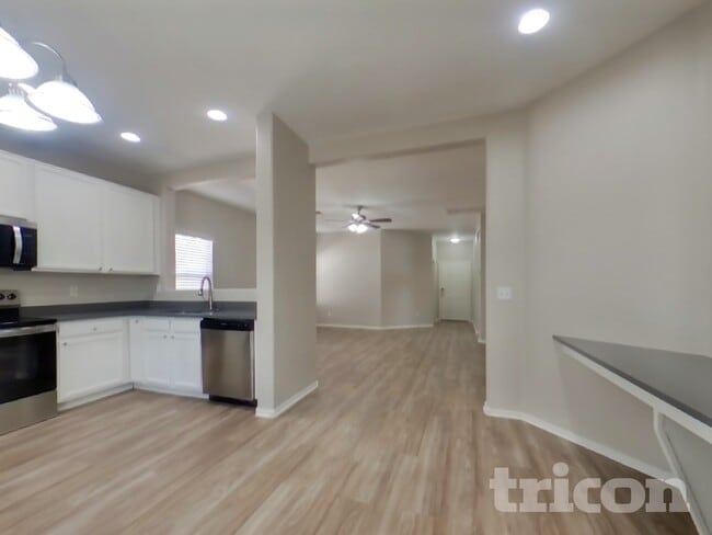 Foto del edificio - 15441 W Cameron Dr