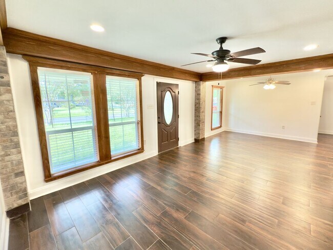 Building Photo - Spacious 4BR/3BA Brick Home with Bonus Mot...