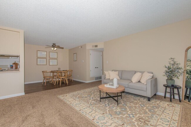 Building Photo - Beautiful and bright 2 bed 2 bath! Don't miss out on this stunning view!