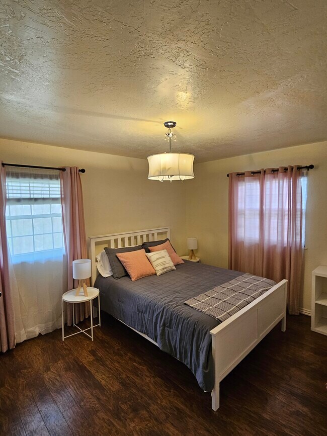 dormitorio principal con medio baño adjunto - 3 Morris Ln