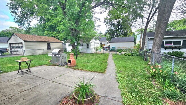 Foto del edificio - 3-Bedroom Oasis with 2 Full Baths in Saint Louis Park – 1,511 Sq. Ft. of Comfort 9/5.