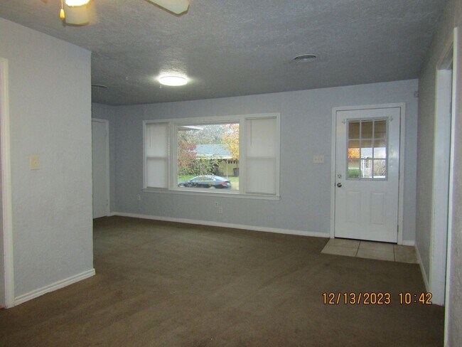 Building Photo - Close to shopping, Comanche hospital and Cameron University