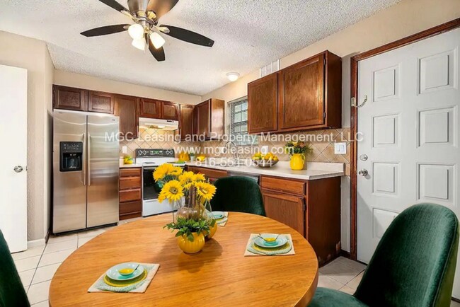 Foto del edificio - Spacious Townhome Living in the Heart of B...