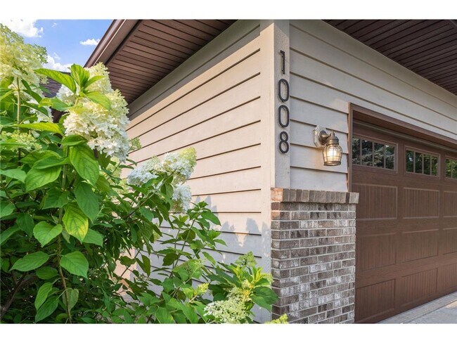 Foto del edificio - 1008 3rd St NE