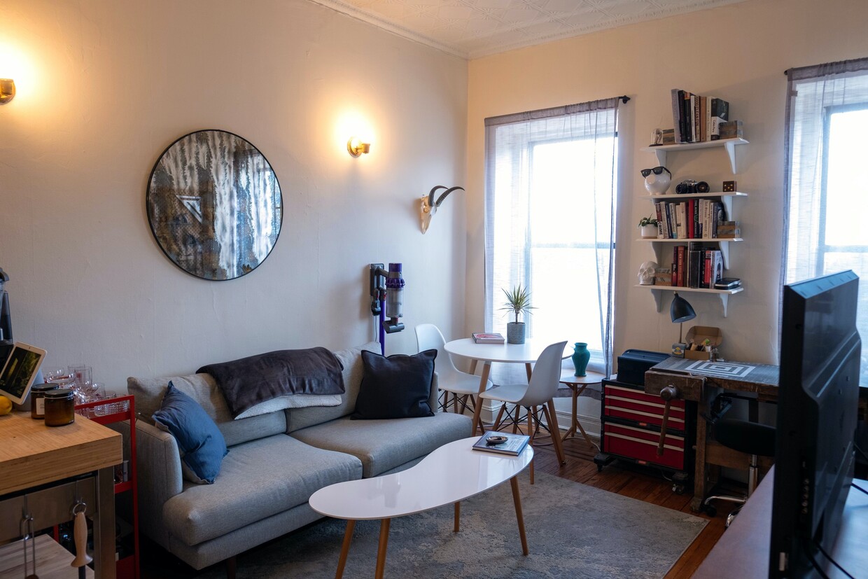 Primary Photo - Sunny North Slope One bedroom for 3/1!