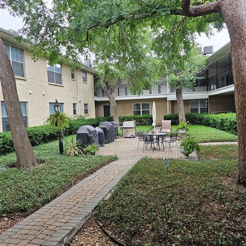 Foto del edificio - 5818 E University Blvd
