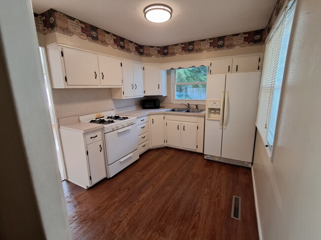 Kitchen 2 - 1100 Hedgewood Dr
