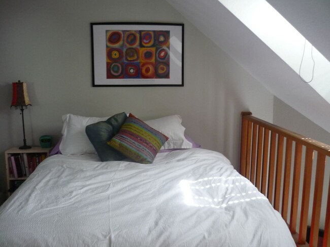 Foto del edificio - Sunny Loft Condo with Campus and Mountain ...