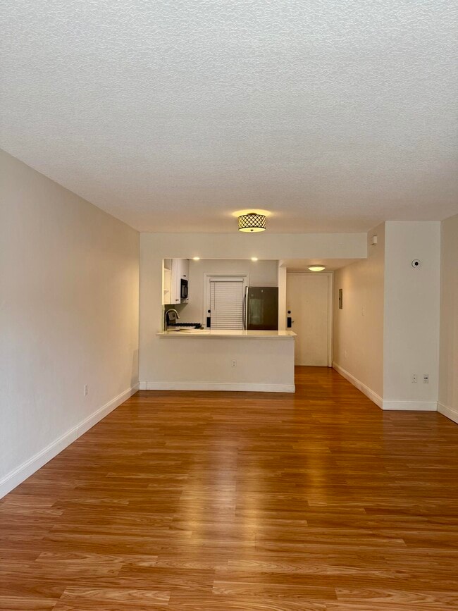 Building Photo - 200 E Royal Palm Rd