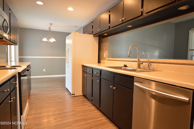 Building Photo - 206 Wedgewood Dr