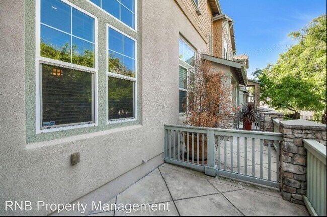 Building Photo - 405 Washington Square