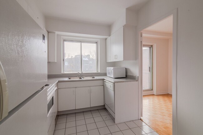 Building Photo - 4555 Av. Bonavista