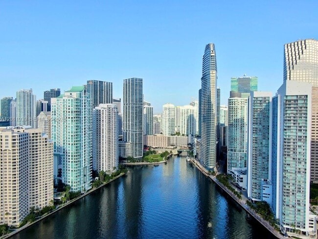 Foto del edificio - 325 S Biscayne Blvd