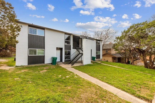 Front of building - 124 Wind Ridge Dr